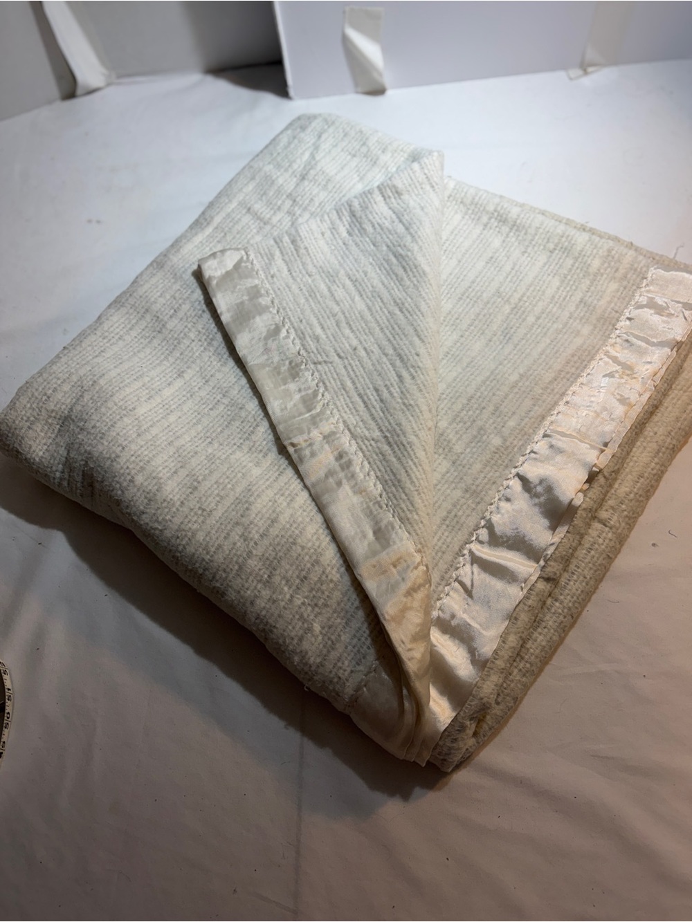 Cream Textured Throw Blanket with Satin Trim Double/Queen-Unbranded